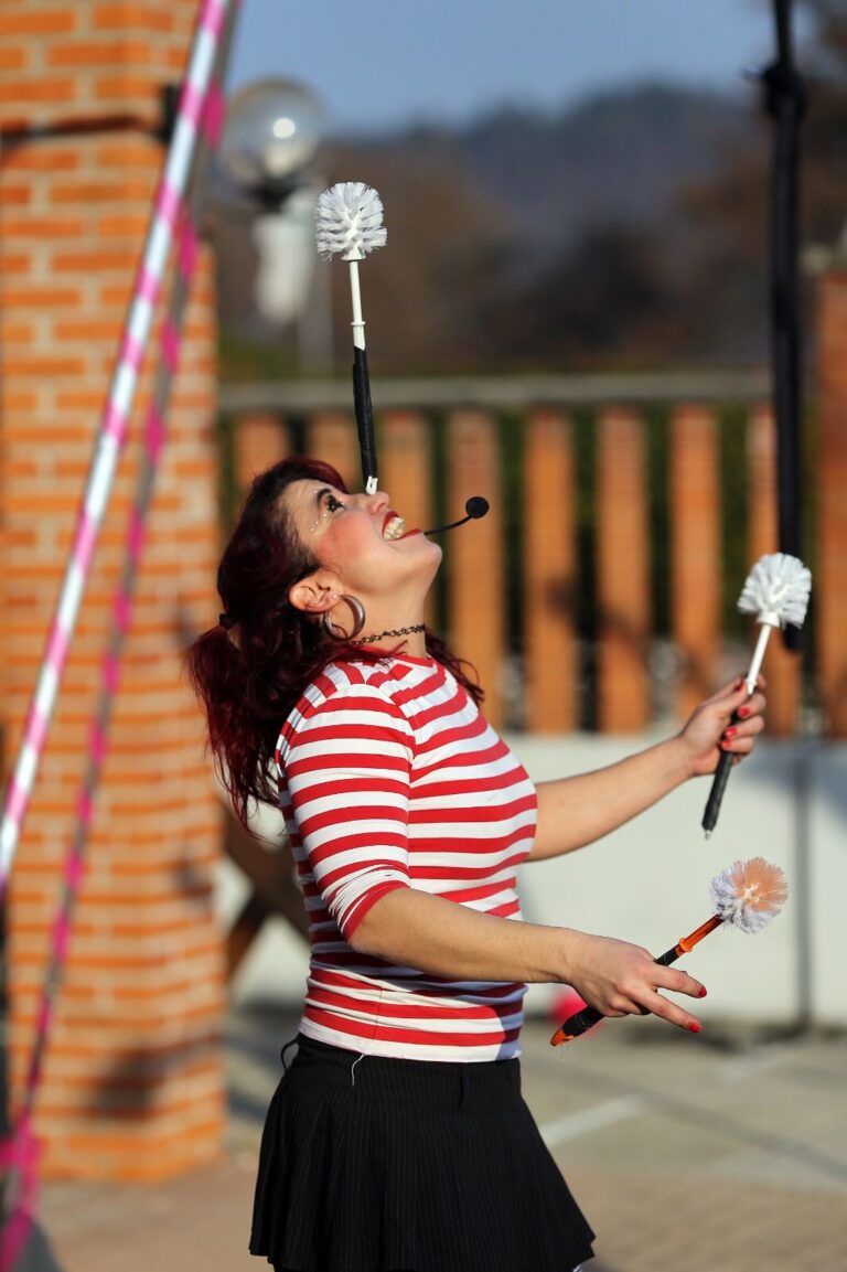 Spettacolo con hula hoop - Roby Circus Art