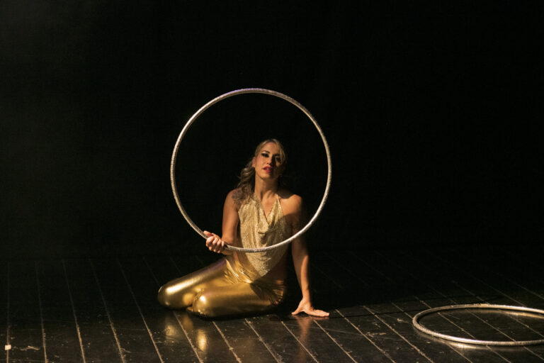 Spettacolo con hula hoop a teatro - Roby Circus Art (foto 1)
