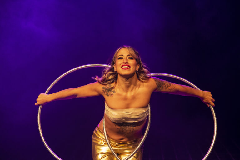 Spettacolo con hula hoop a teatro - Roby Circus Art (foto 4)