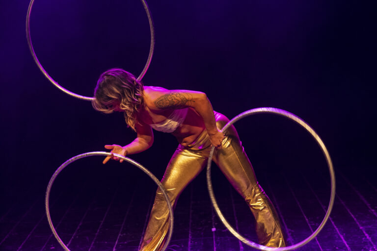 Spettacolo con hula hoop a teatro - Roby Circus Art (foto 5)