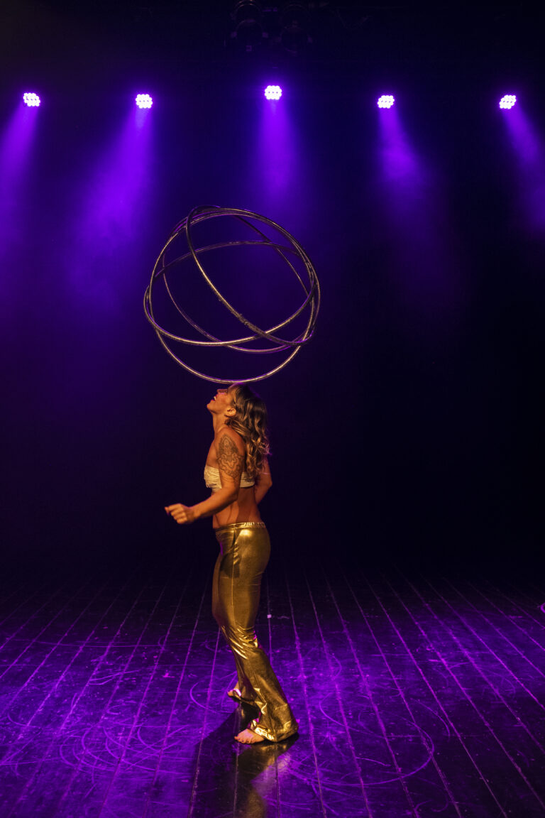 Spettacolo con hula hoop a teatro - Roby Circus Art (foto 7)