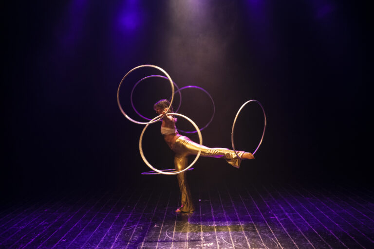 Spettacolo con hula hoop a teatro - Roby Circus Art (foto 8)