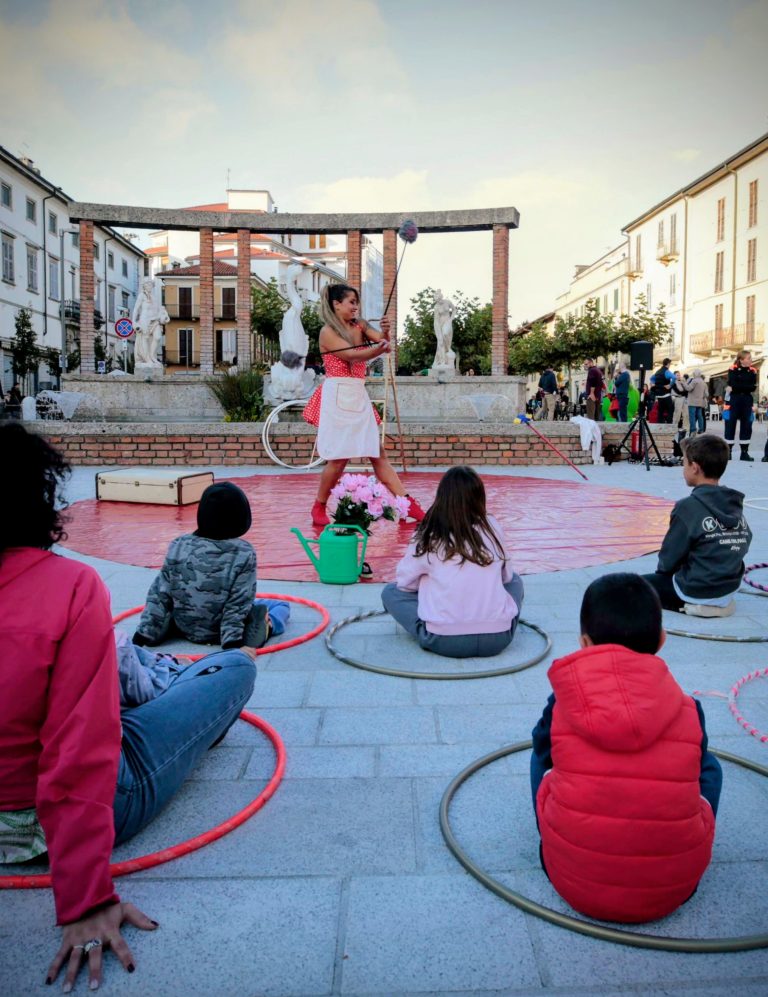 Clean Hoop! - spettacolo di circo di strada di Roby Circus Art