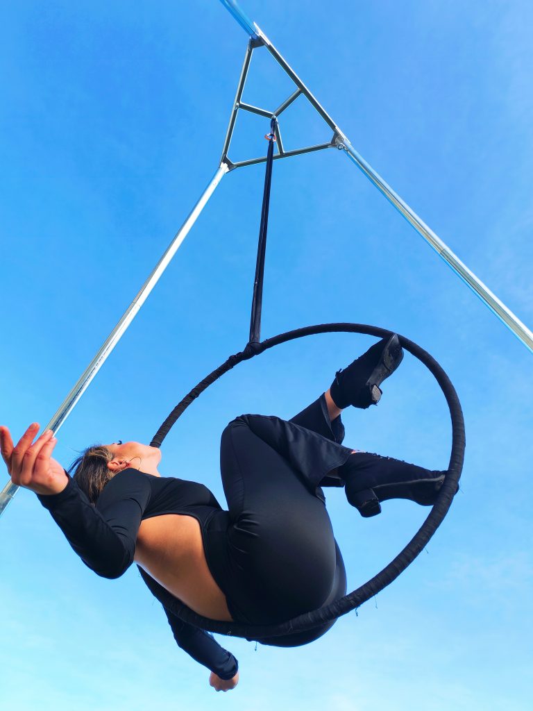 Danza aerea di Roby Circus Art - cerchio aereo, lollipop, tessuti su tripode