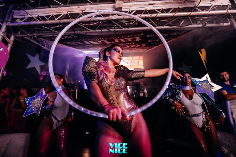 Giocoleria LED di Roby Circus Art - hula hoop e poi luminosi